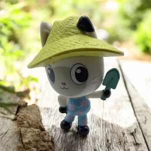 Gabbys Dollhouse Pandy Cute Cat Figurine with Straw Hat and Shovel cake topper